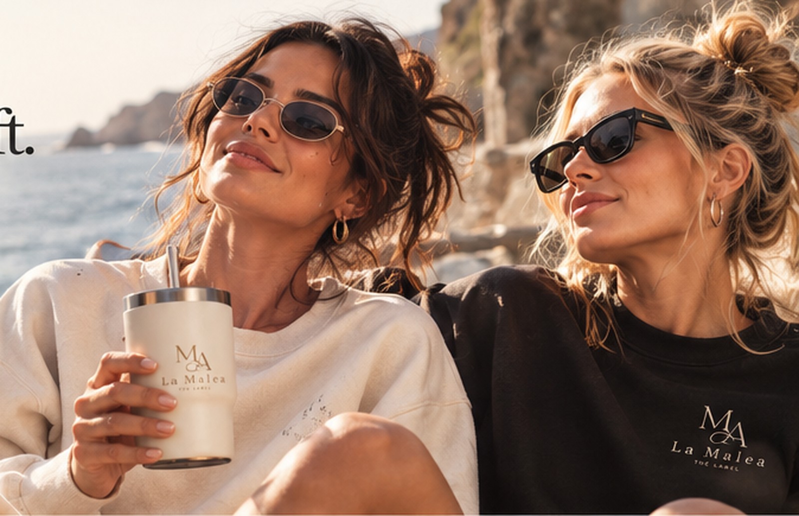 Zwei Frauen im warmen Küstenlicht – La Malea Lifestyle-Designstudie